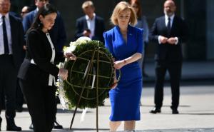 Truss i Karić položile cvijeće na spomenik ubijenoj djeci Sarajeva
